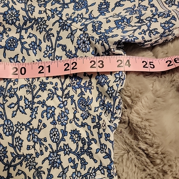 Max Studio Plus Size 2x Top Button Detail Long Sleeve Blue & White Floral - Picture 9 of 11